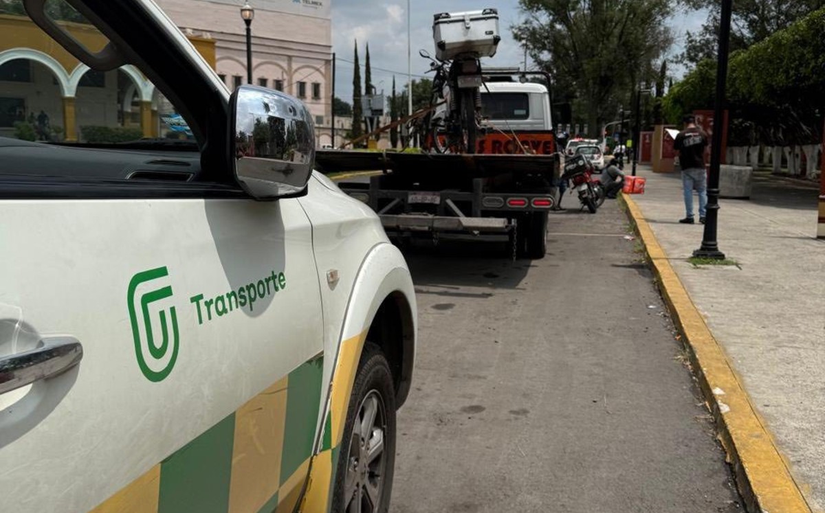 Grúa llevando motocicleta
