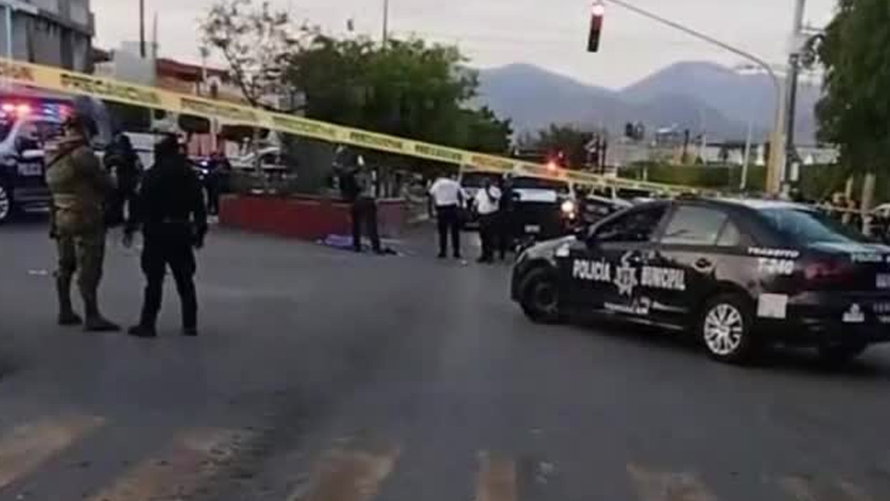Un menor murió y otro resultó herido luego de que la motocicleta en la que viajaban chocara contra una patrulla en Tehuacán, Puebla.