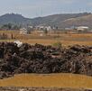 Laguna de agua negra formada en un campo de cultivo de Puebla.