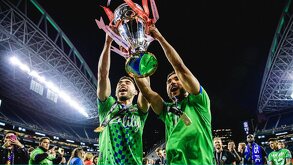 Jugadores del Seattle Sounders levantando la Champions Cup ganada en el 2022.