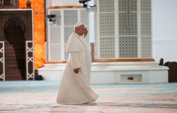 El papa León XIV es recibido por el rector Mohamed Mamoun Al Qasimi a su llegada a la Gran Mezquita de Argel, el lunes 13 de abril de 2026