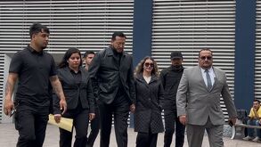 Alicia Villarreal junto a su equipo legal y de su actual pareja, Cibad Hernández.