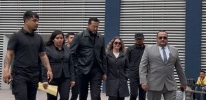 Alicia Villarreal junto a su equipo legal y de su actual pareja, Cibad Hernández.