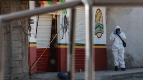 un perito revisa la escena del crimen tras una balacera en una tortillería de amozoc