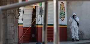 un perito revisa la escena del crimen tras una balacera en una tortillería de amozoc