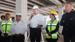 Armenta conversa con los trabajadores de la construcción de la Universidad del Deporte