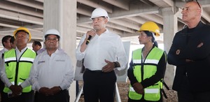 Armenta conversa con los trabajadores de la construcción de la Universidad del Deporte