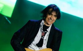 Felipe Staiti tocando la guitarra.