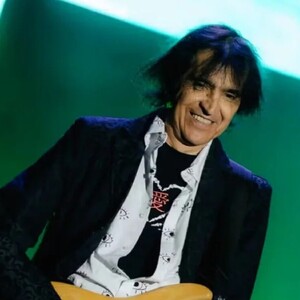 Felipe Staiti tocando la guitarra.