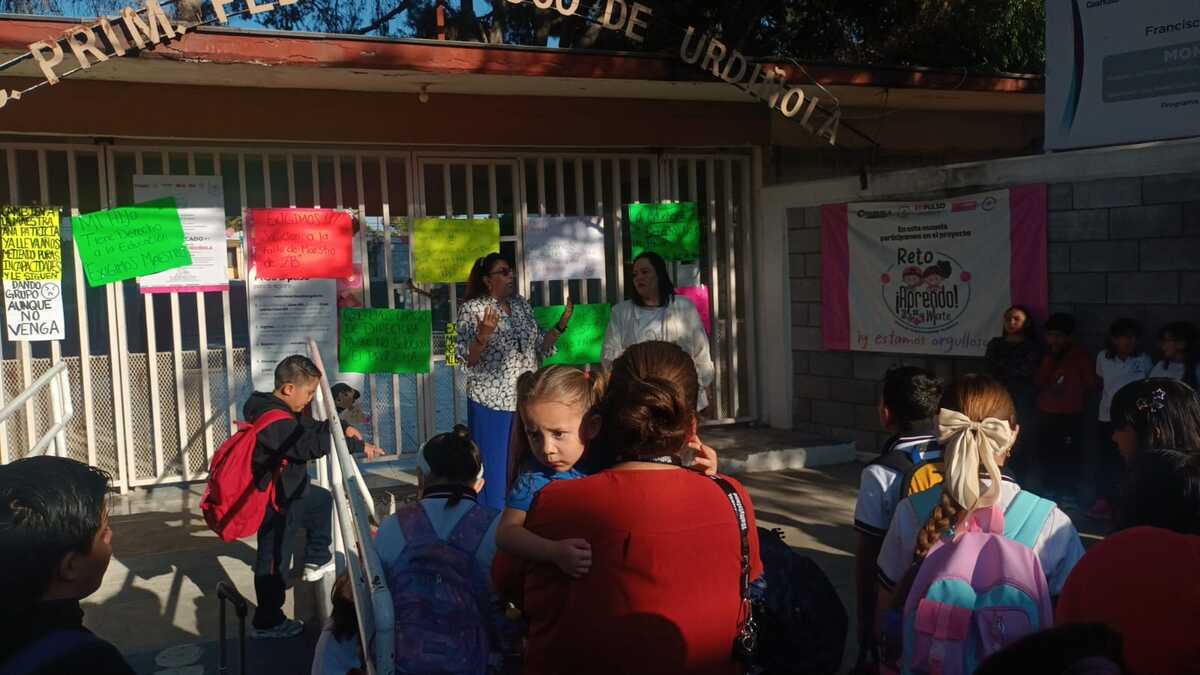 Padres protestan por falta de maestro en primaria Urdiñola; alumnos de segundo grado presentan rezago educativo.