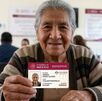 Adulta mayor con tarjeta INAPAM 2026