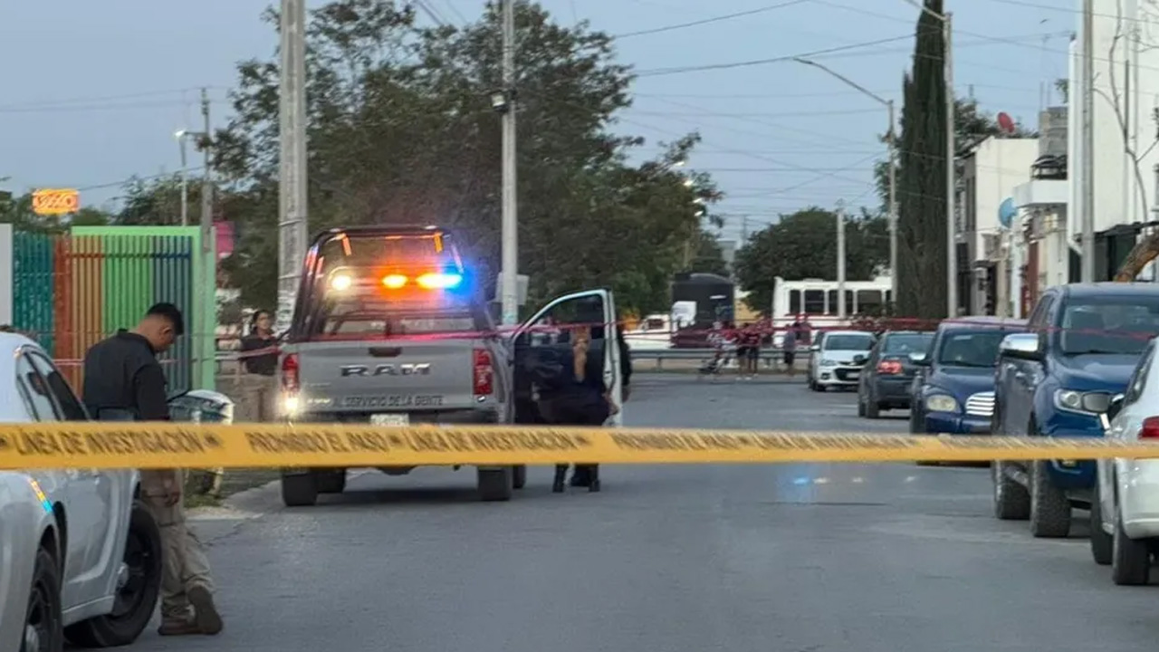 Un joven de 20 años fue asesinado a balazos frente a un jardín de niños en García, Nuevo León.