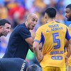 Guido Pizarro dandole indicaciones a Cesar Araujo y Joaquim Pereira.