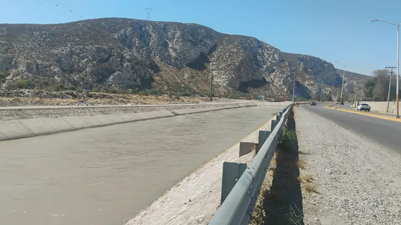 Un hombre de 52 años sobrevivió luego de que su auto cayera al canal Sacramento en Gómez Palacio al intentar evitar atropellar a un ciclista.