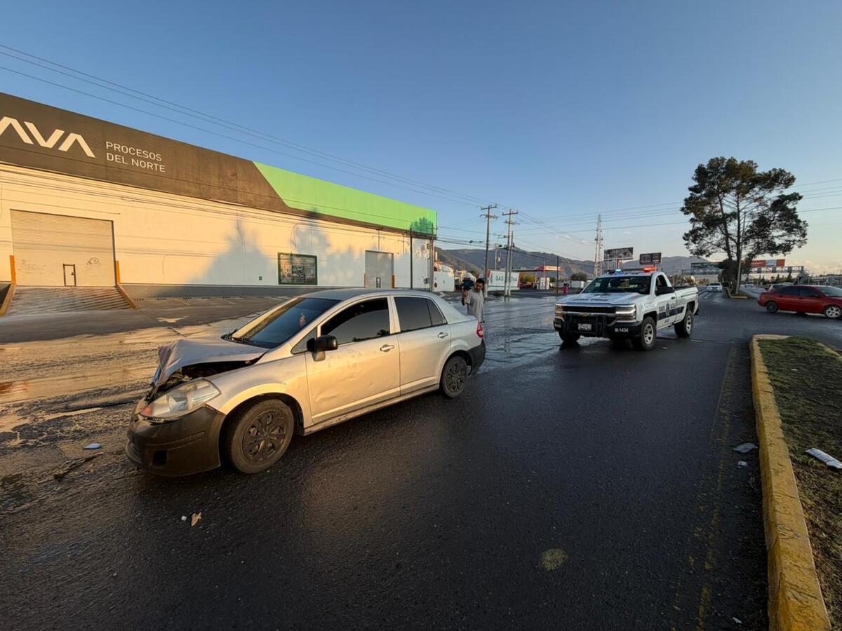 Choque por alcance en Saltillo tras pérdida de visibilidad por encharcamiento; autoridades atendieron el percance.