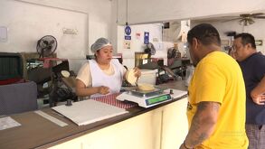 Consumidores en Nuevo León lamentan el incremento en el precio de la tortilla. El ajuste de la Federación de Industriales afecta la economía familiar diaria.