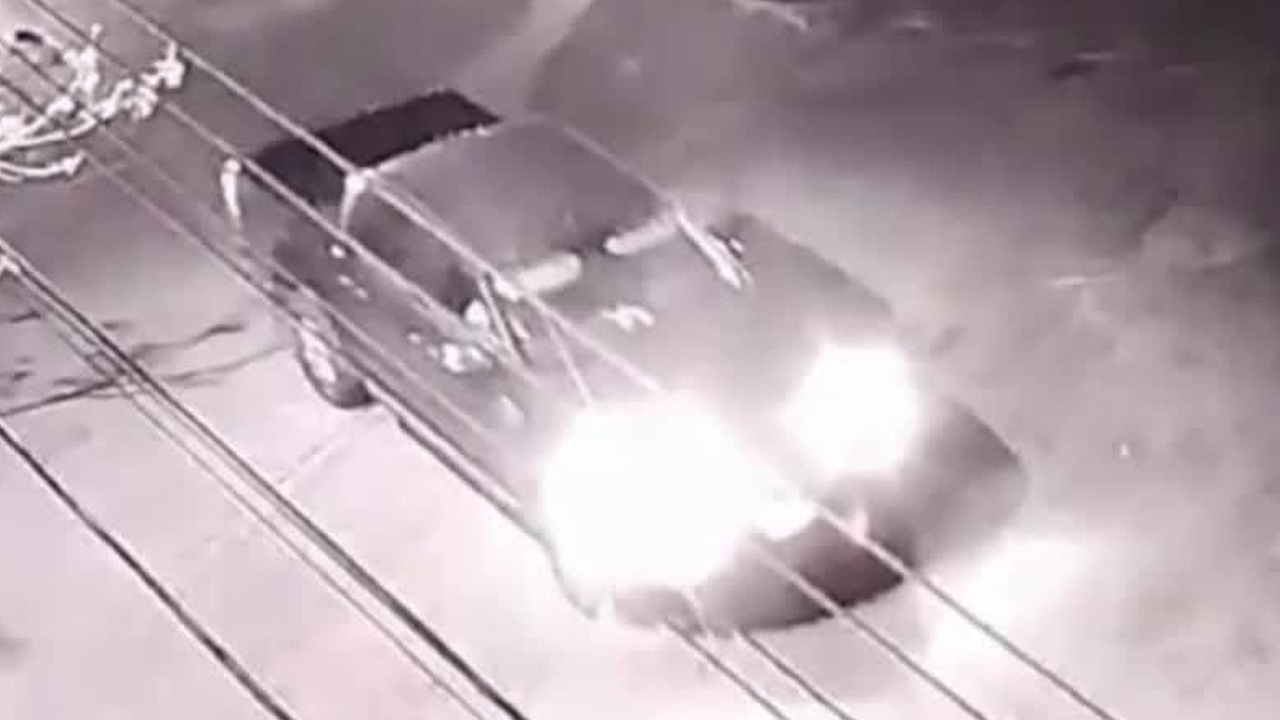 Un video exhibió a policías estatales de Oaxaca colocando una narcomanta en Juchitán, presuntamente firmada por el crimen organizado.