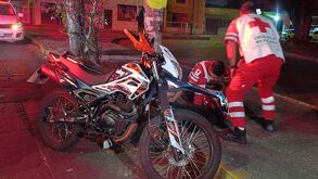 Un joven de 25 años fue arrollado en la calle Fresno por un auto en sentido contrario. El casco le salvó la vida cerca de la estación Santa Filomena.