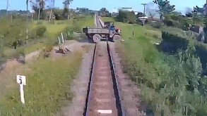 Un video captó el momento en que un tren impacta un vehículo agrícola en Vietnam. Un menor murió y dos adultos están graves tras salir despedidos por el choque.