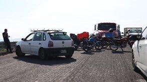 moticicletas y vehículos atorados en un bloqueo en la autopista tehuacan oaxaca