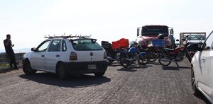 moticicletas y vehículos atorados en un bloqueo en la autopista tehuacan oaxaca