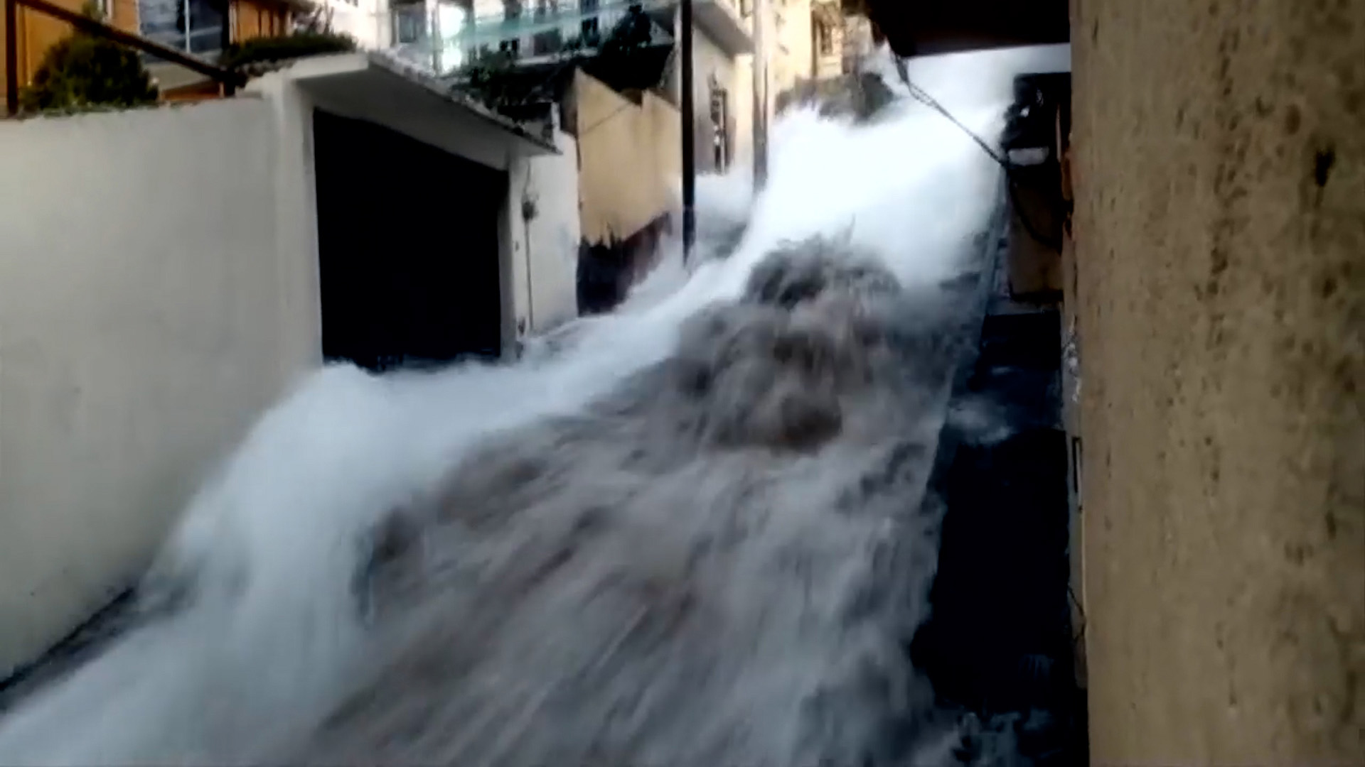 Una falla en la compuerta de un tanque provocó una mega fuga en la colonia Torres de Potrero, Álvaro Obregón. Hay 12 casas afectadas y vehículos arrastrados.