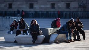 Personas sentadas en algún lugar de la Ciudad de México.