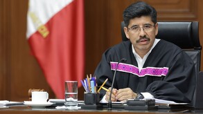 Hombre con toga de ministro habla desde una tribuna.