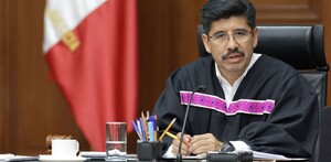 Hombre con toga de ministro habla desde una tribuna.