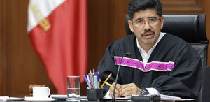 Hombre con toga de ministro habla desde una tribuna.