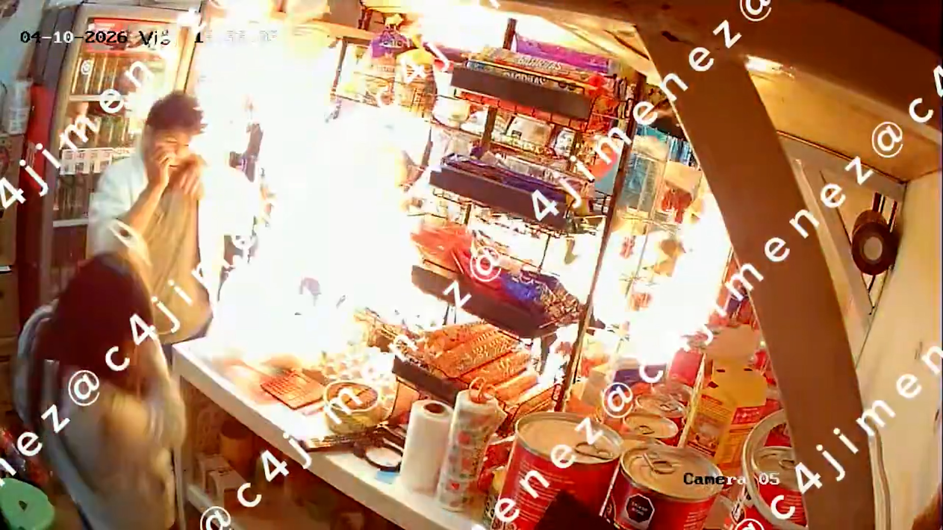 Motociclistas lanzan bombas molotov contra la tienda García en Iztapalapa. Hay dos personas heridas por quemaduras en la colonia Buenavista.