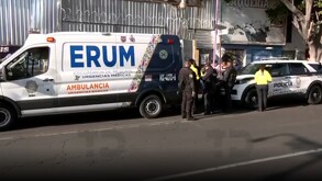 Paramédicos atienden a tres personas que fueron atropelladas en San Juan de Aragón.