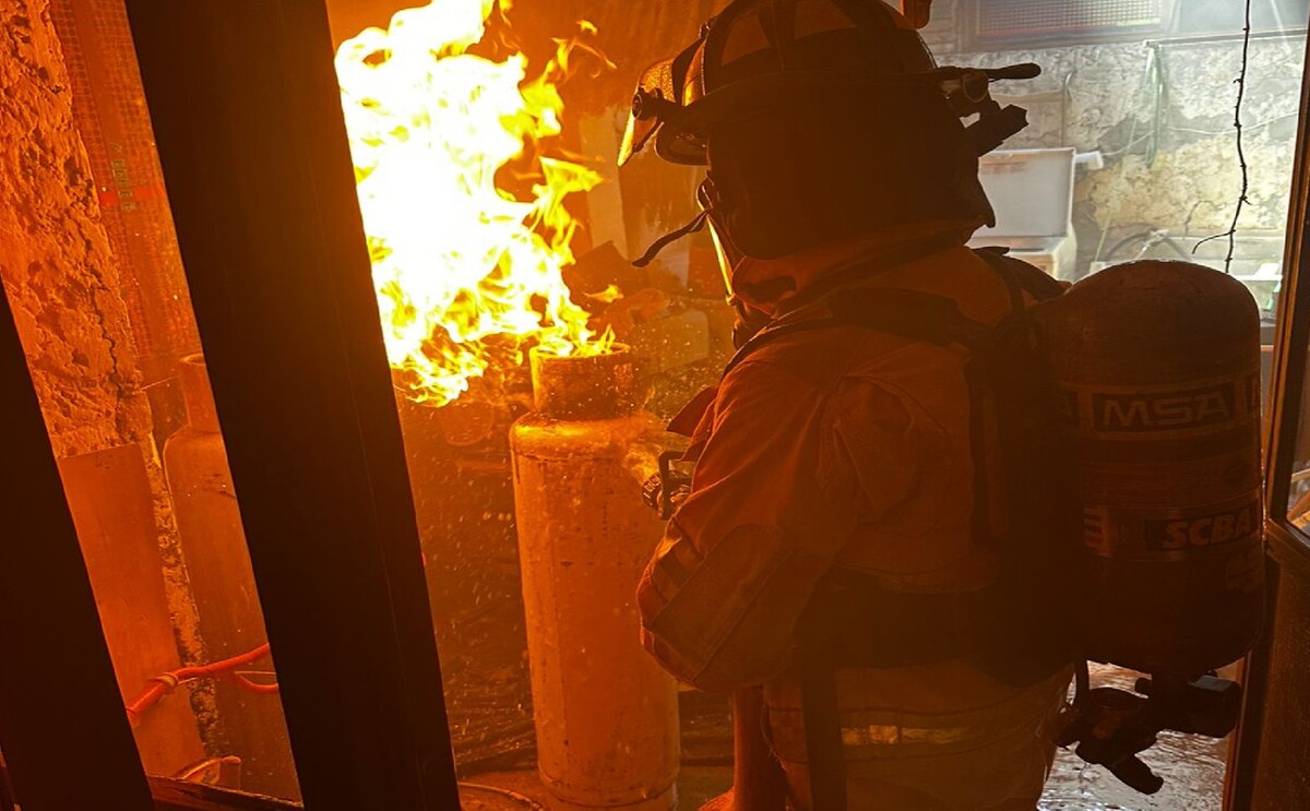 Bomberos sofocando el fuego de un tanque.