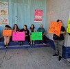 Padres de familia con carteles manifestándose al exterior de la escuela primaria Encarnación Rosas en Guadalajara