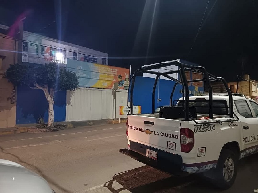 Una patrulla de policía resguarda la entrada de una escuela primaria en Puebla.
