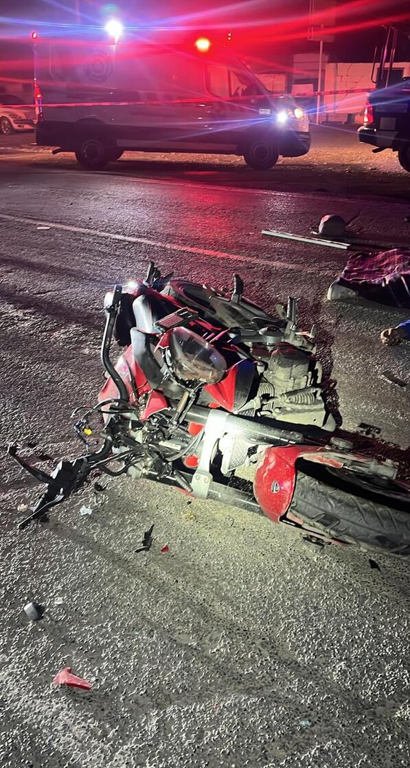 Paramédicos de Bomberos de Ramos Arizpe acudieron al lugar donde confirmaron que ambos ocupantes ya no contaban con signos vitales.
