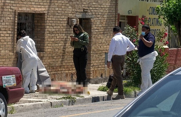 Adulto mayor se desvaneció en la calle en Topochico, Monterrey; vecinos alertaron al 911, pero ya no contaba con signos vitales.