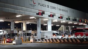 Caseta de cobro de San Marcos, tramo carretero de la Autopista México-Puebla, con autos pagando su cuota