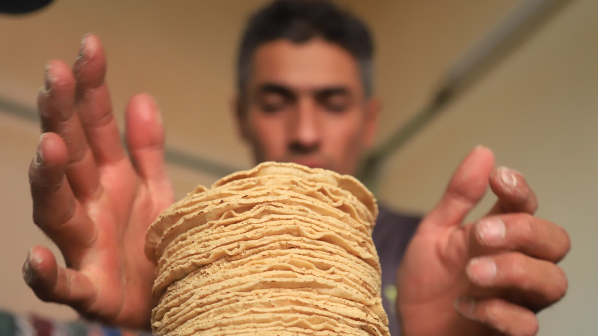 Hombre apila tortillas de maíz en México.
