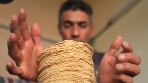 Hombre apila tortillas de maíz en México.