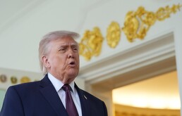 El presidente de Estados Unidos, Donald Trump, habla ante la Oficina Oval de la Casa Blanca el lunes 13 de abril de 2026 en Washington.