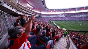 Afición de Chivas festejando en el Estadio Akron