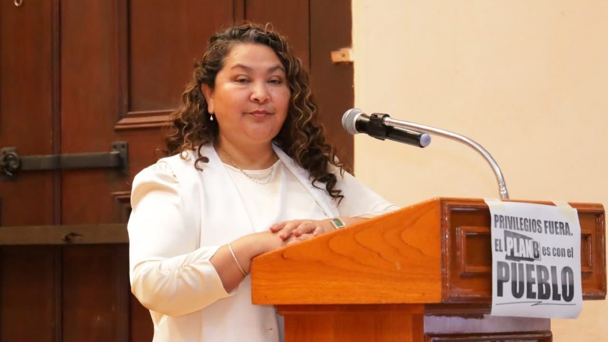 Diputada del Partido del Trabajo en Colima, Evangelina Bustamante Morales delante de un podio en el Congreso del Estado