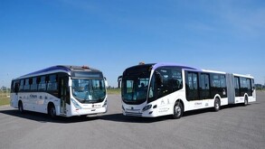 Autobuses BRT del sistema de Mi Macro en Guadalajara estacionados en un descampado con suelo de concreto