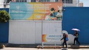 Personas caminando en la entrada del colegio Carrusel Magone en Puebla.