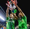 Jugadores del Seattle Sounders levantando la Champions Cup ganada en el 2022.