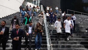 Desalojo de edificio por sismo en la Ciudad de México.