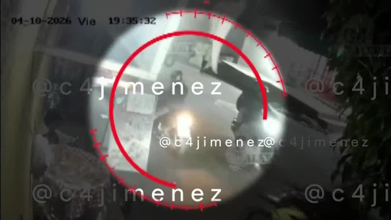 Dos hombres en motocicleta lanzaron bombas molotov contra una tienda de abarrotes en Iztapalapa.