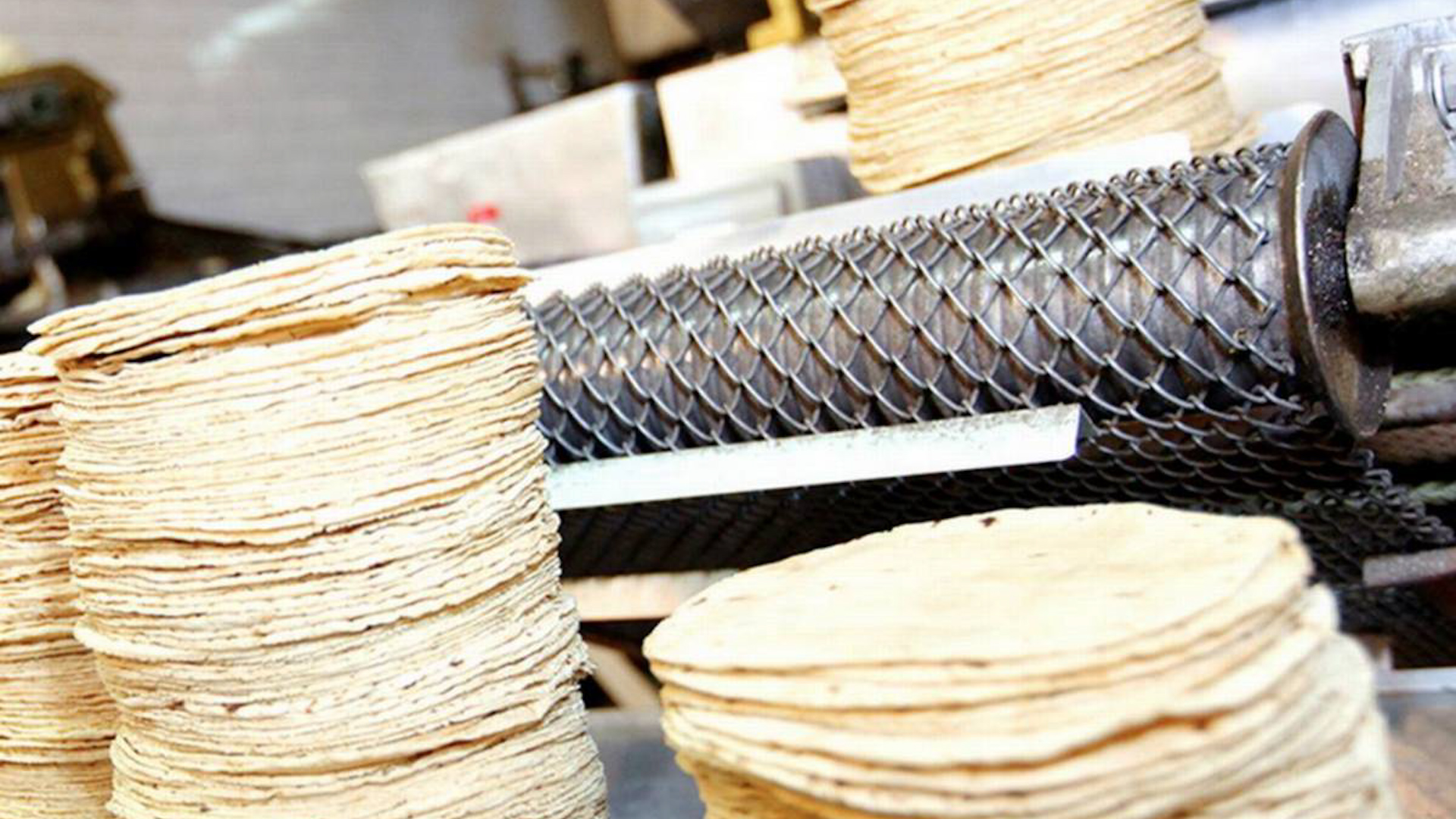 Realizamos un recorrido por tortillerías de la CdMx y los empleados aseguran que no hay aviso oficial de aumento al precio del kilo.