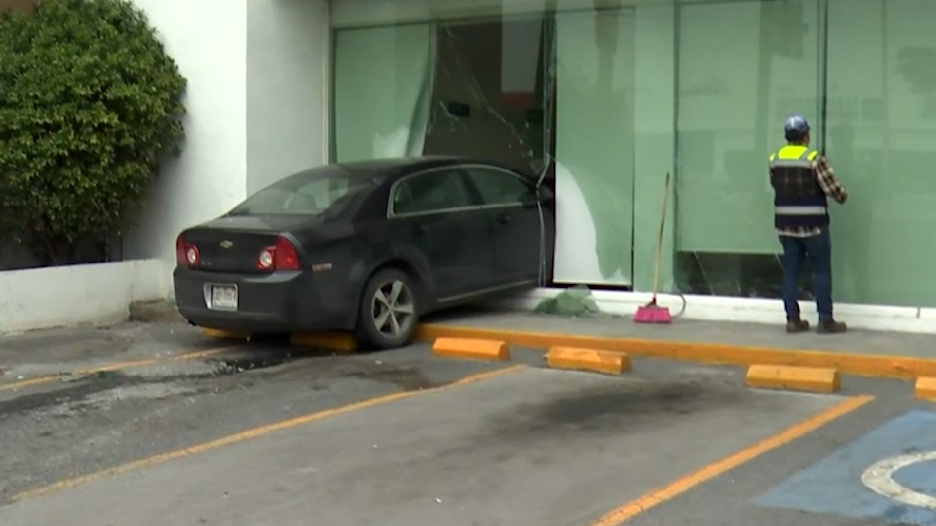 Un empleado bancario perdió el control de su auto y se estrelló contra el vitral de su trabajo en la Av. Fidel Velázquez de Monterrey. No se reportan heridos.